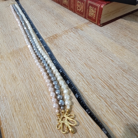 Avon vintage 3 strand pearl necklace gold tone ornate clasp. Pink silver white - Picture 3 of 6